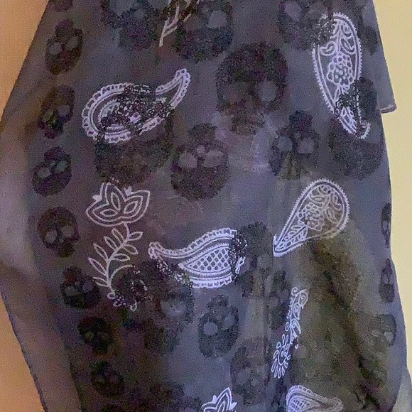 Skulls & Paisley scarf - Picture 3 of 3